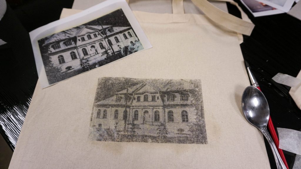 A tote bag with a printed photo of the Abgunstes Manor