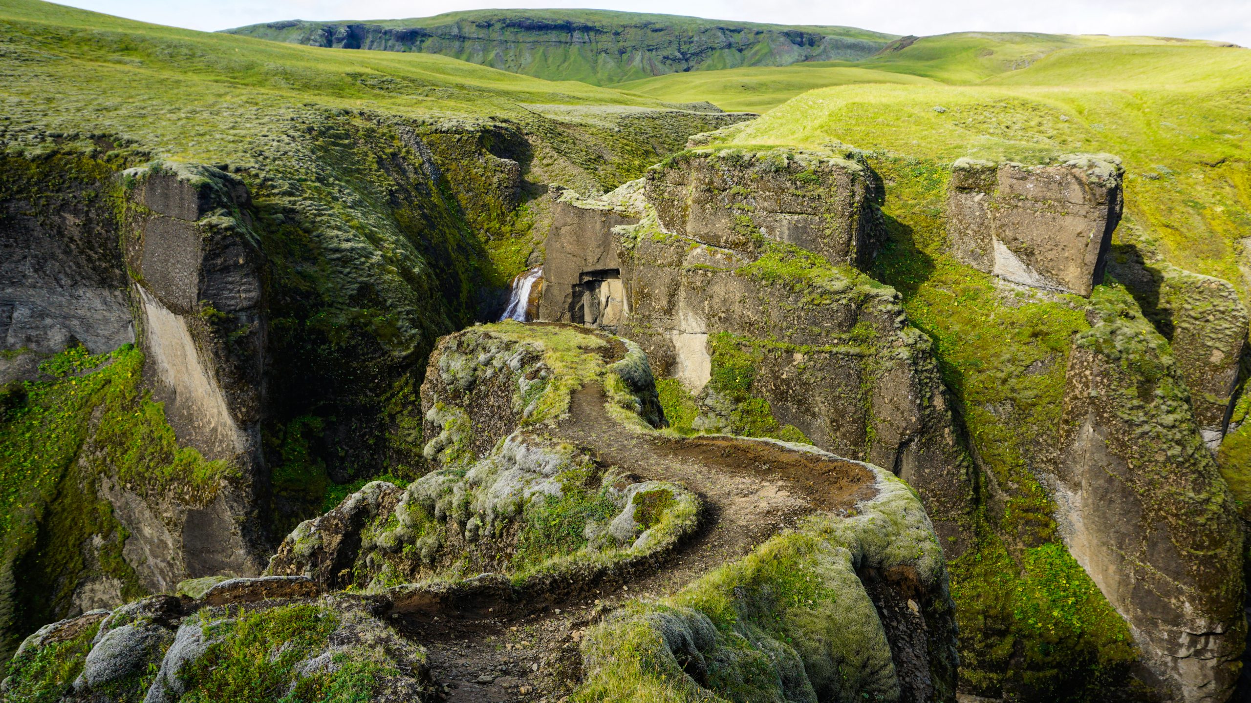 Fjaðrárgljúfur canyon is a stop of the road trip itinerary in Iceland